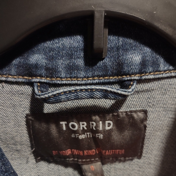 Torrid Feel The Fit Light/Medium Wash Denim Jacket Size 0 12/14 Lg - Picture 3 of 4